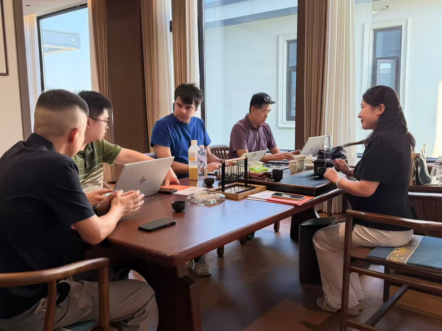 海外客商莅临艾瑞达机械考察，现场带料试机，深化国际筛分项目合作